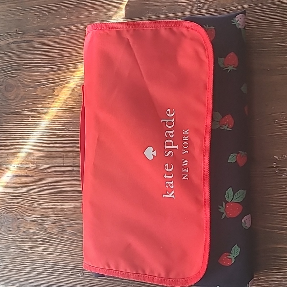 ♠️Kate Spade Strawberry Toss Packable Outdoor Picnic Blanket NEW - Picture 3 of 3